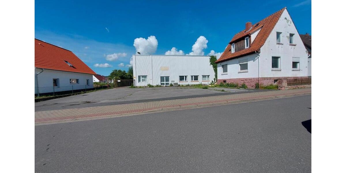 Gewerbehallen mit Büros und Haus zimmer