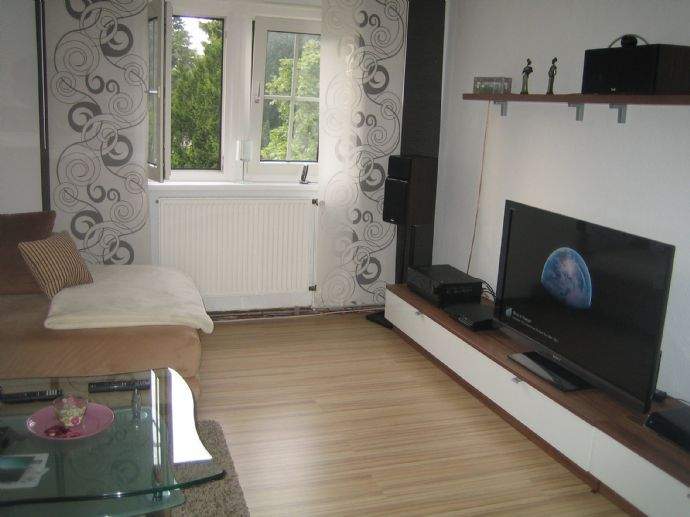 Zum Verkauf bieten wir an: ein großes Wohnhaus (Altbau) mit 3 Wohnungen und 2 Garagen in stadtnaher Wohnlage