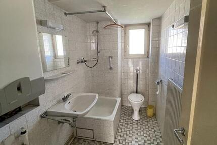 4-Zi-Wohnung m. Balkon + Garage – unrenoviert u. sofort verfügbar