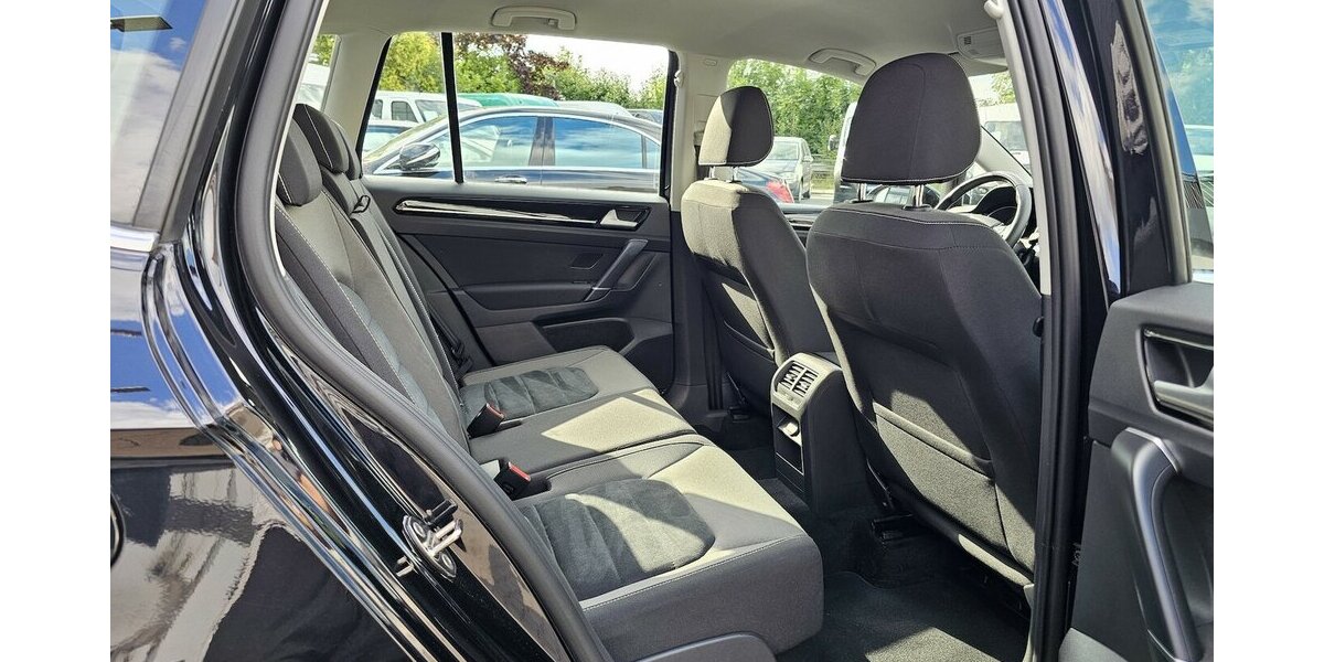 VW Golf Sportsvan 1.4 TSI Highline LEDER NAVI AHK 105.050 km 12.990 &euro; Löhne 32584