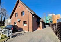 ⭐ FREISTEHENDES ZWEIFAMILIENHAUS MIT GROßEM GARTEN IN GT