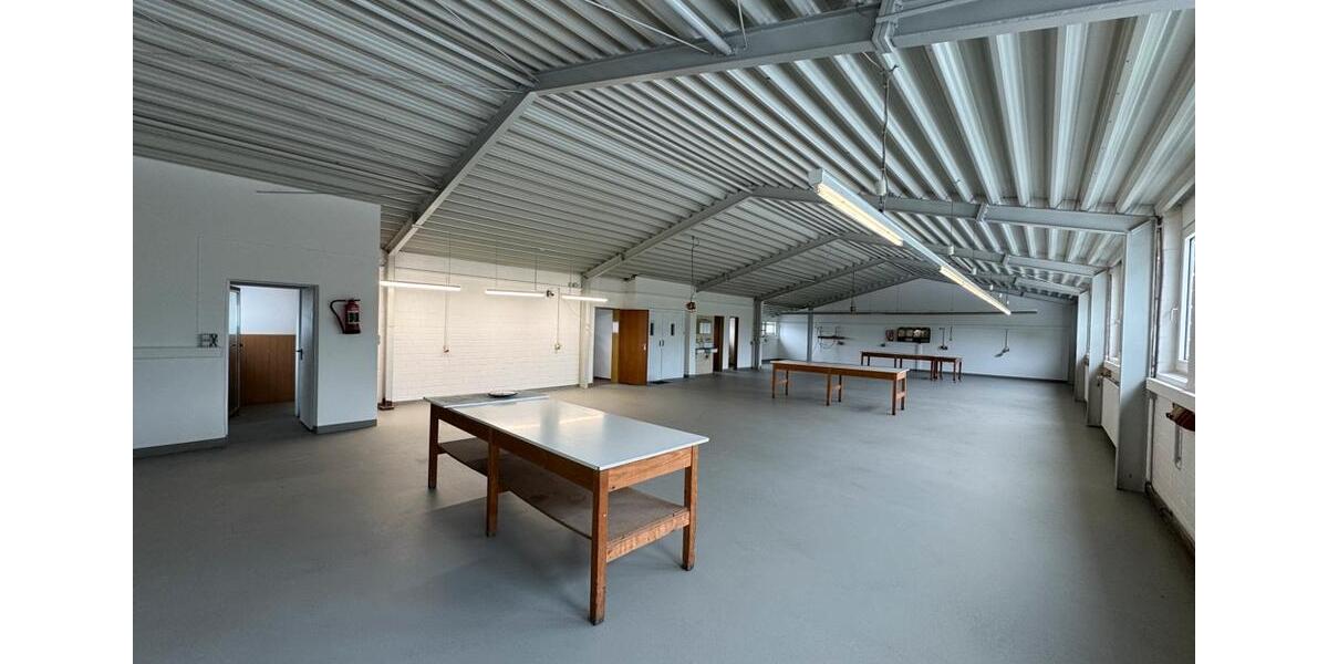 Von innen und von außen frisch renovierter Gewerbestandort – Ideale Anbindung zimmer