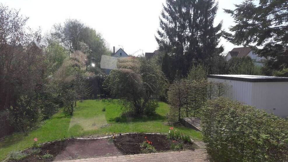 Zum Verkauf bieten wir an: ein großes Wohnhaus (Altbau) mit 3 Wohnungen und 2 Garagen in stadtnaher Wohnlage