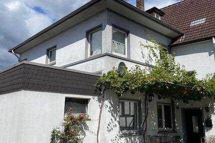Wohn- und Geschäftshaus mit Balkon, Gartenblick