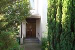 Zum Verkauf bieten wir an: ein großes Wohnhaus (Altbau) mit 3 Wohnungen und 2 Garagen in stadtnaher Wohnlage