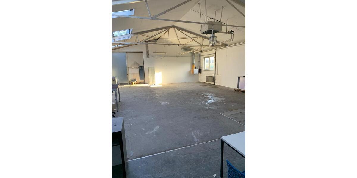 Freistehende Lagerhalle mit Büroräumen zimmer