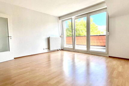 2 Zimmer mit Licht, Luft & Ruhe - renovierte 65 qm mit Loggia + 13 qm Spitzboden + Stellplatz