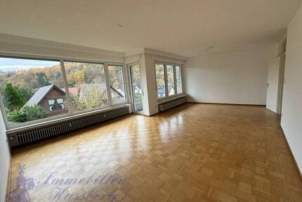 Schöne 4 Zimmer Wohnung mit Balkon in ruhiger Lage