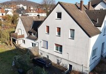 Die Lage machts! Voll vermietetes MFH mit angebautem EFH und Faktor 18,9!