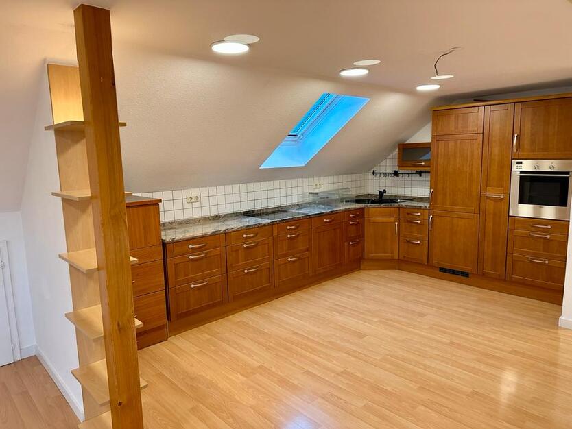 Vermiete smarte und moderne Dachgeschosswohnung inkl. Küche! zimmer