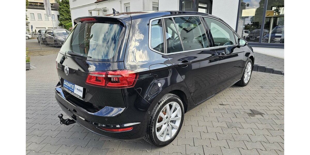 VW Golf Sportsvan 1.4 TSI Highline LEDER NAVI AHK 105.050 km 13.990 &euro; Löhne 32584
