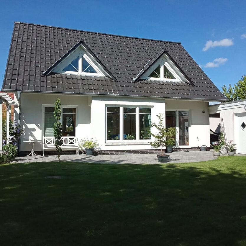 Einfamilienhaus mit Geräteraum und Carport