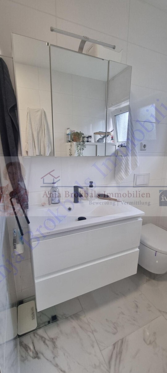 Zweifamilienhaus mit ausgebautem DG und 3 mit Garagen in Harsewinkel, provisionsfrei für Käufer 11 zimmer