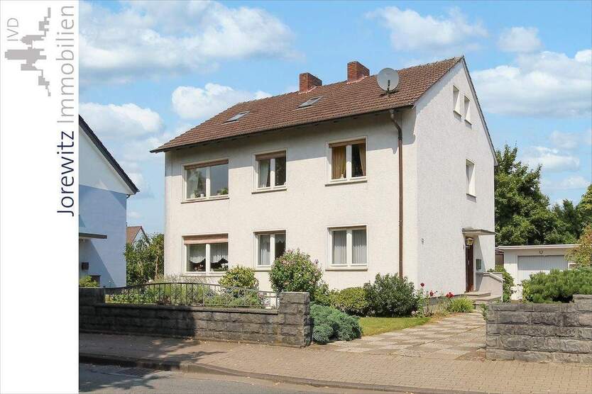 Familientipp in Bi-Hillegossen: Zweifamilienhaus mit Doppelgarage und großem Garten 7 zimmer