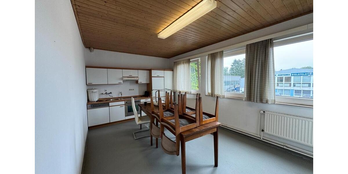 Von innen und von außen frisch renovierter Gewerbestandort – Ideale Anbindung zimmer