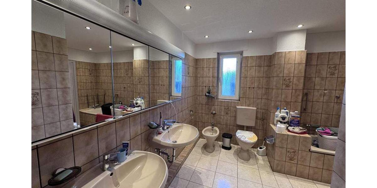 Sanierungsbedürftiges EFH mit großem Grundstück in ruhiger Lage 7 zimmer