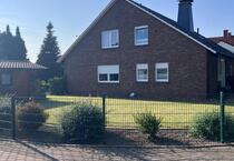 *Privat* Vielseitiges Haus mit Wintergarten, Kamin und Garagen