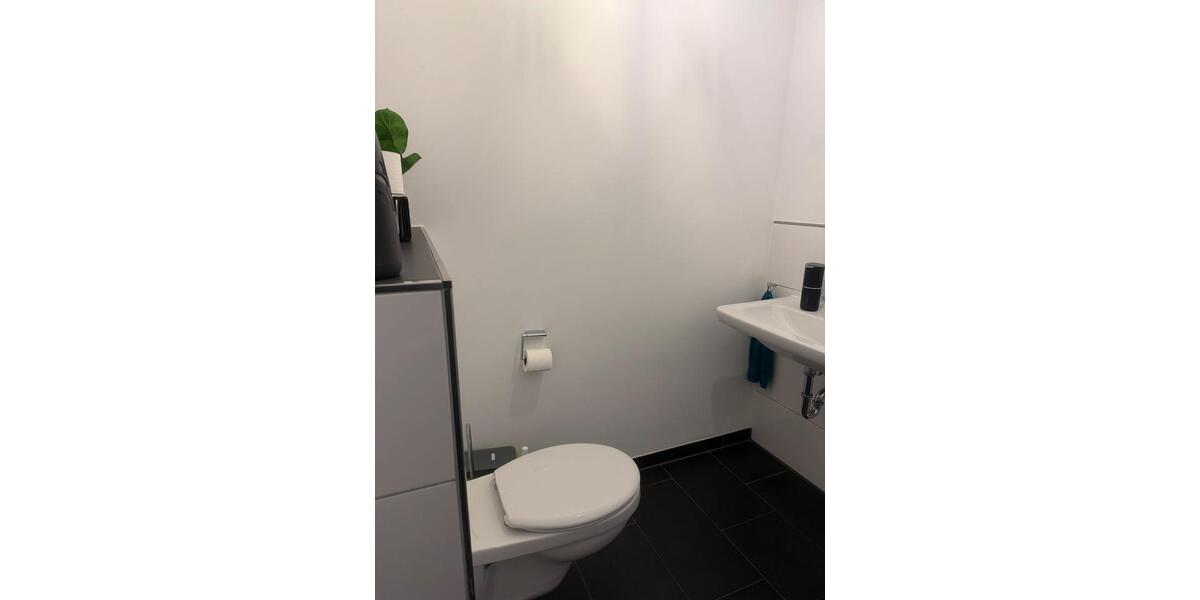 Etagenwohnung Lage - 4 Zimmer, 138 m&sup2;, 1.300&euro; | Angebot:26464572