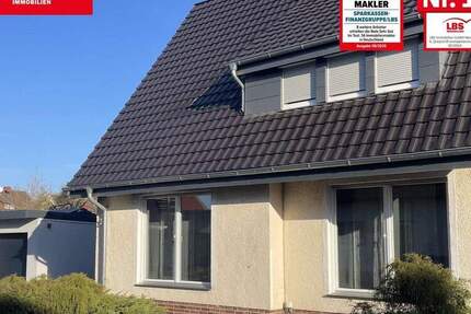 Geschmackvoll teilsanierte DHH mit schönem Garten und Doppelgarage 4 zimmer