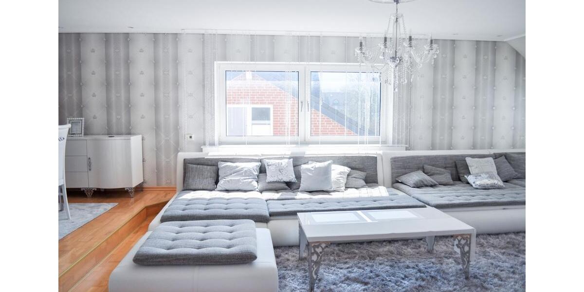 Helle Dachgeschosswohnung mit 88 m², Loggia & Parkplatz – Ihr neues Zuhause! 2.5 zimmer