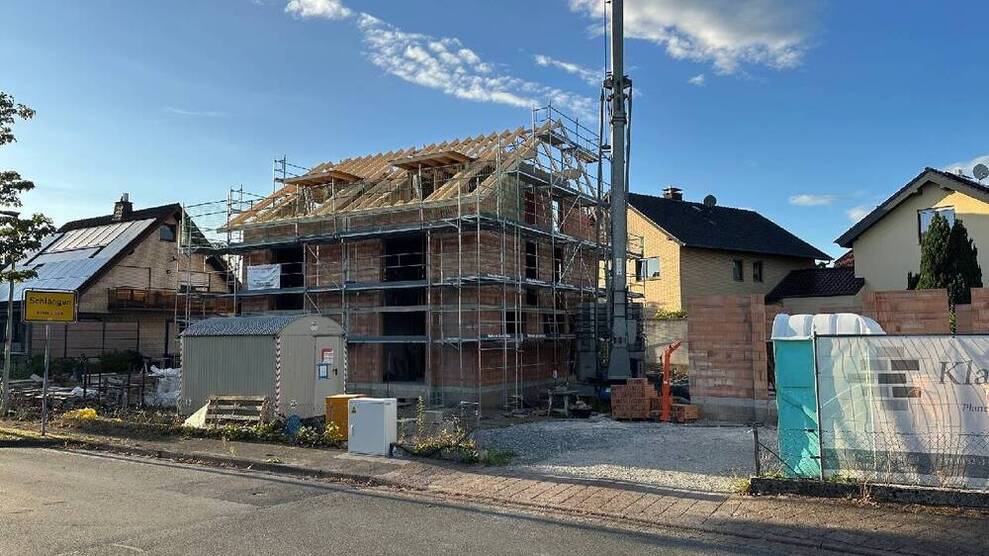 Das Dach ist drauf ! Doppelhaushälfte in Schlangen