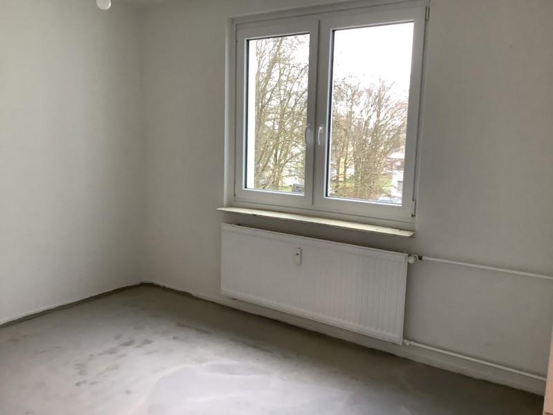 Teilsanierte und helle 3 Zimmer-Wohnung mit Balkon zimmer
