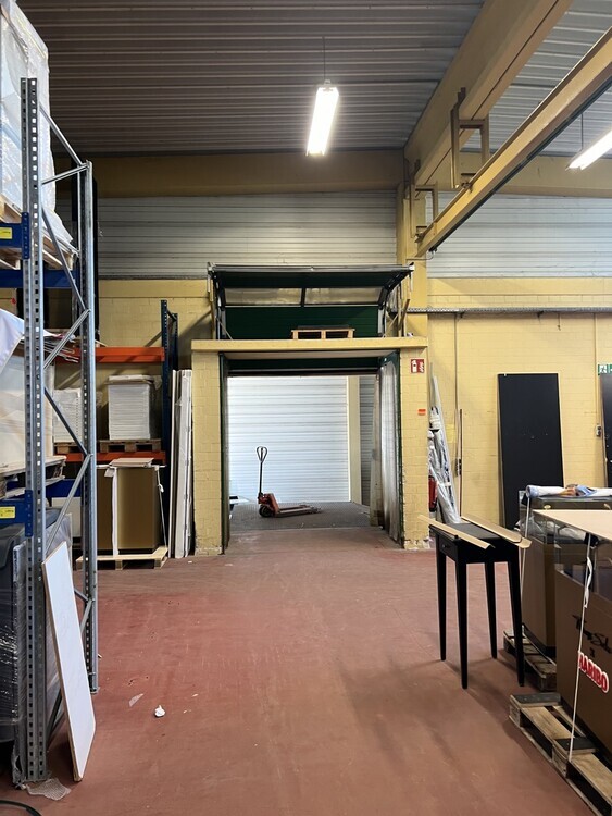 Lagerhalle mit überdachter Ladezone und großem Außenbereich. zimmer