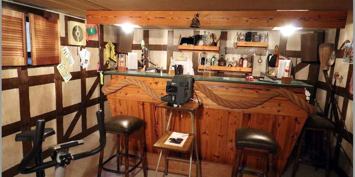 Sehr gepflegtes, unterkellertes Einfamilienhaus mit 3 Garagen 4 zimmer