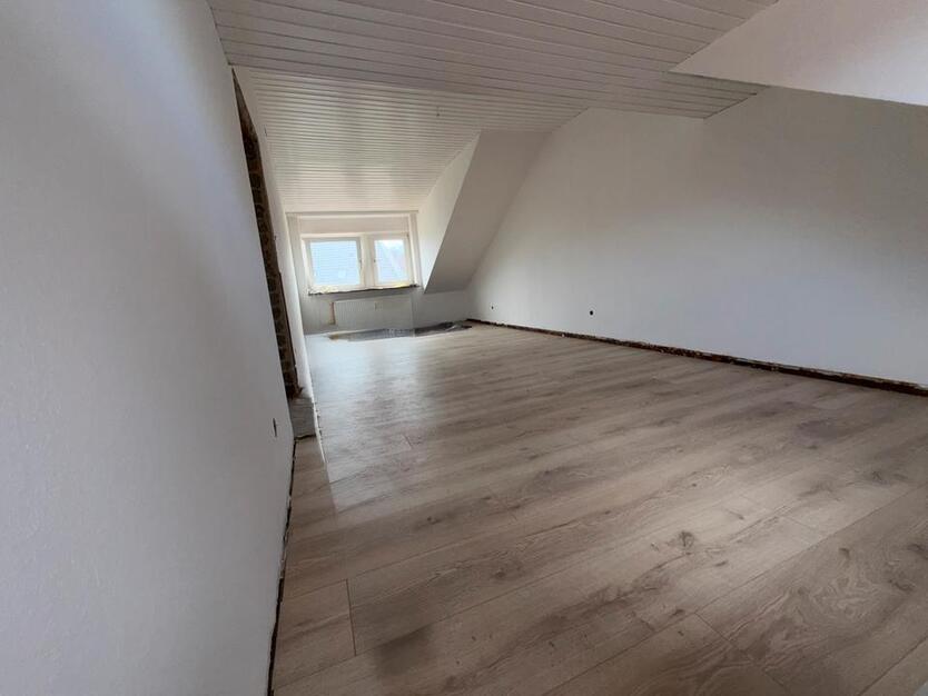 Frisch Renovierte 3 Zimmer Wohnung im Dachgeschoss
