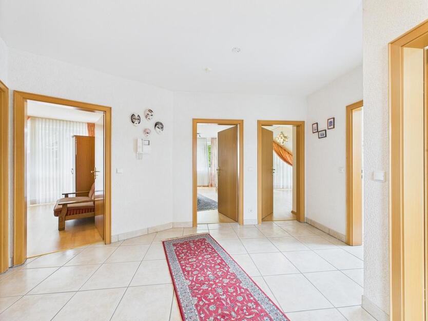Großes Einfamilienhaus mit Doppelgarage in toller Lage von Bad Lippspringe zum mieten