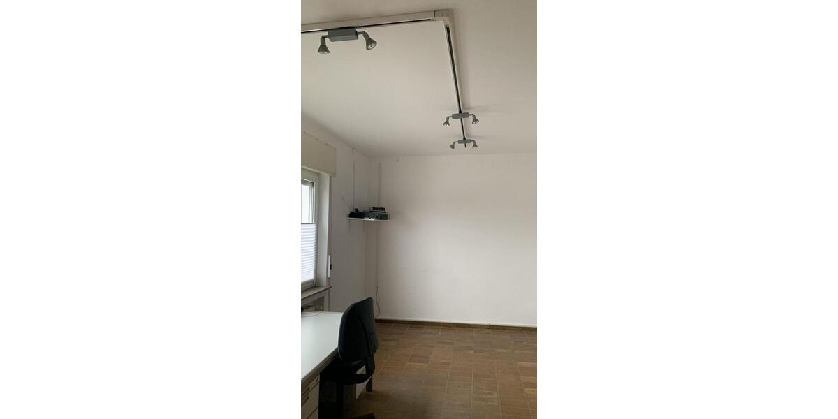 Freistehende Lagerhalle mit Büroräumen zimmer