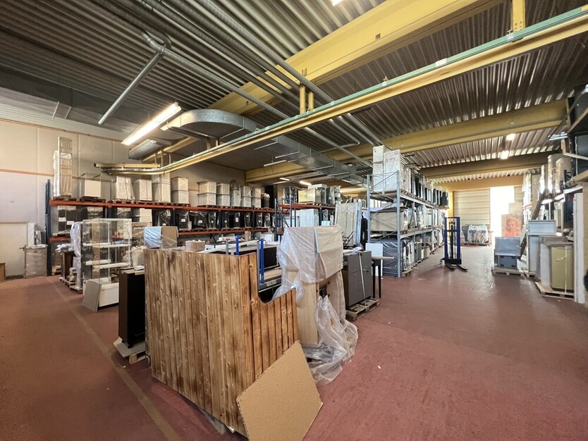 Lagerhalle mit überdachter Ladezone und großem Außenbereich. zimmer