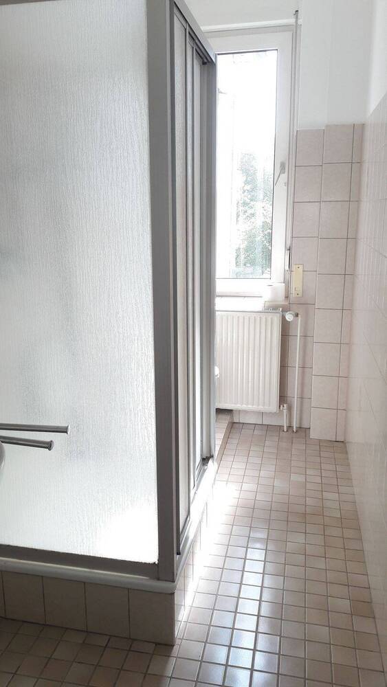 Zum Verkauf bieten wir an: ein großes Wohnhaus (Altbau) mit 3 Wohnungen und 2 Garagen in stadtnaher Wohnlage