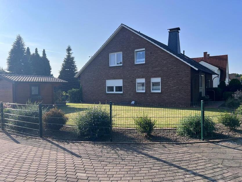 *Privat* Vielseitiges Haus mit Wintergarten, Kamin und Garagen