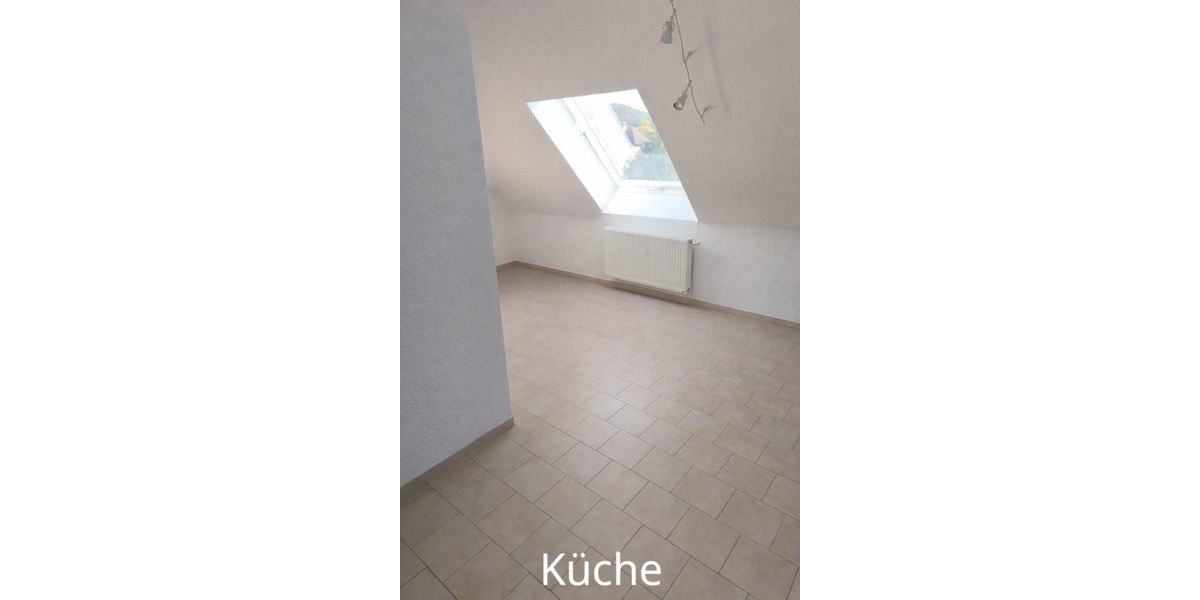 2-Zimmer-Dachgeschosswohnung mit EBK & Stellplatz in Halle (West 2 zimmer