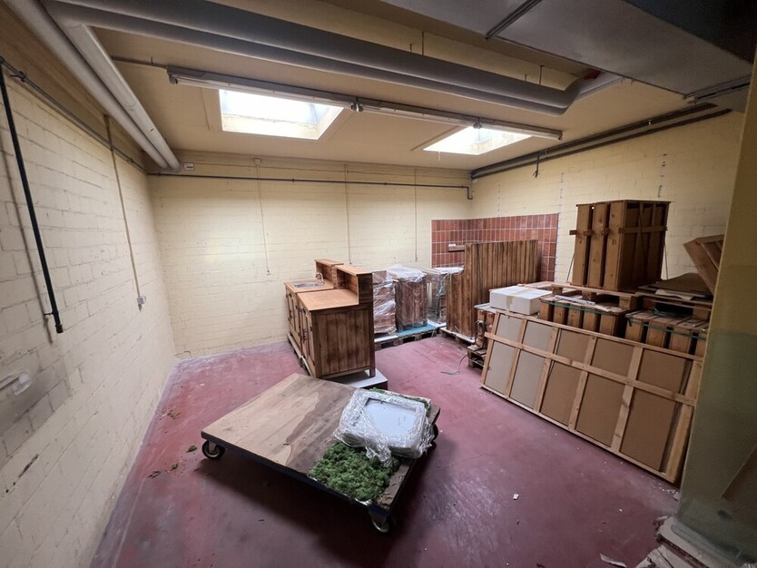 Lagerhalle mit überdachter Ladezone und großem Außenbereich. zimmer