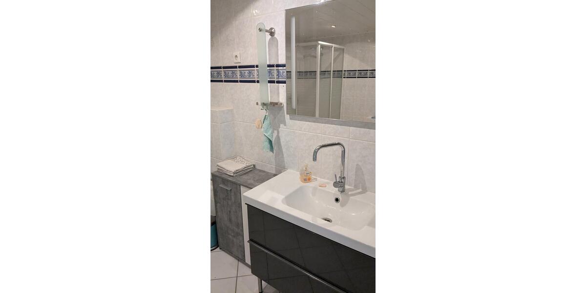 Etagenwohnung Lage - 4 Zimmer, 160 m&sup2;, 1.350&euro; | Angebot:25908425