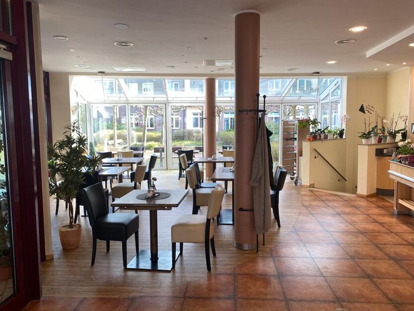 Könnte dies bald Ihr wunderschönes Café mit Außenbereich nahe der Fußgängerzone sein? zimmer