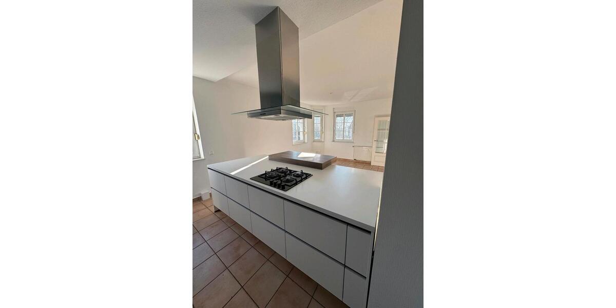 Etagenwohnung Halle - 4 Zimmer, 160 m&sup2;, 1.200&euro; | Angebot:25407439