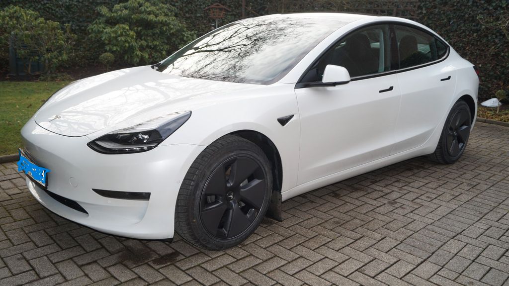 Tesla Model 3 82.100 km 28.950 &euro; Bielefeld 33607