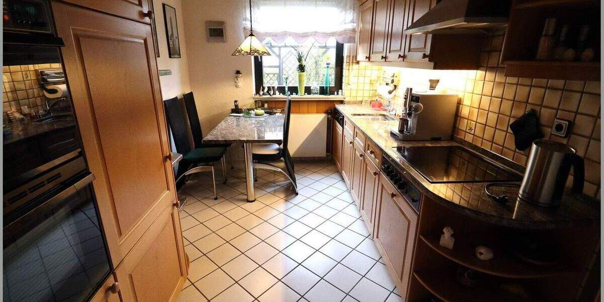 Sehr gepflegtes, unterkellertes Einfamilienhaus mit 3 Garagen 4 zimmer