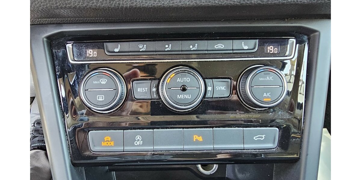VW Touran 1.4 TSI Allstar 7-Sitzer NAVI RFK LED ACC 98.941 km 19.750 &euro; Löhne 32584