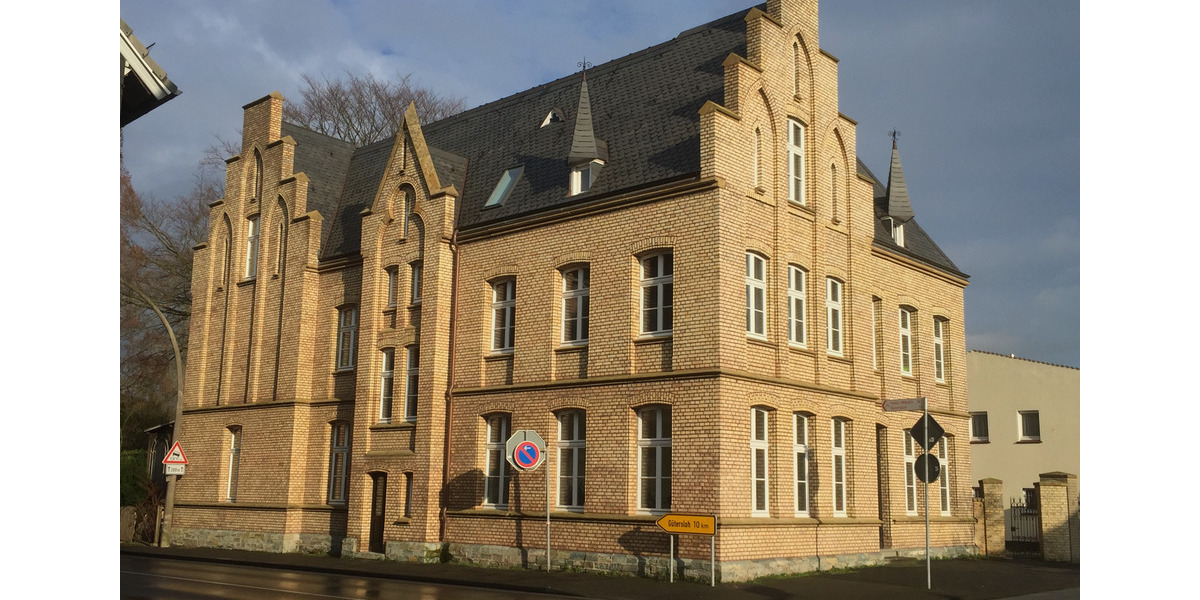 Schöne DG Wohnung mit Wintergarten 3 zimmer