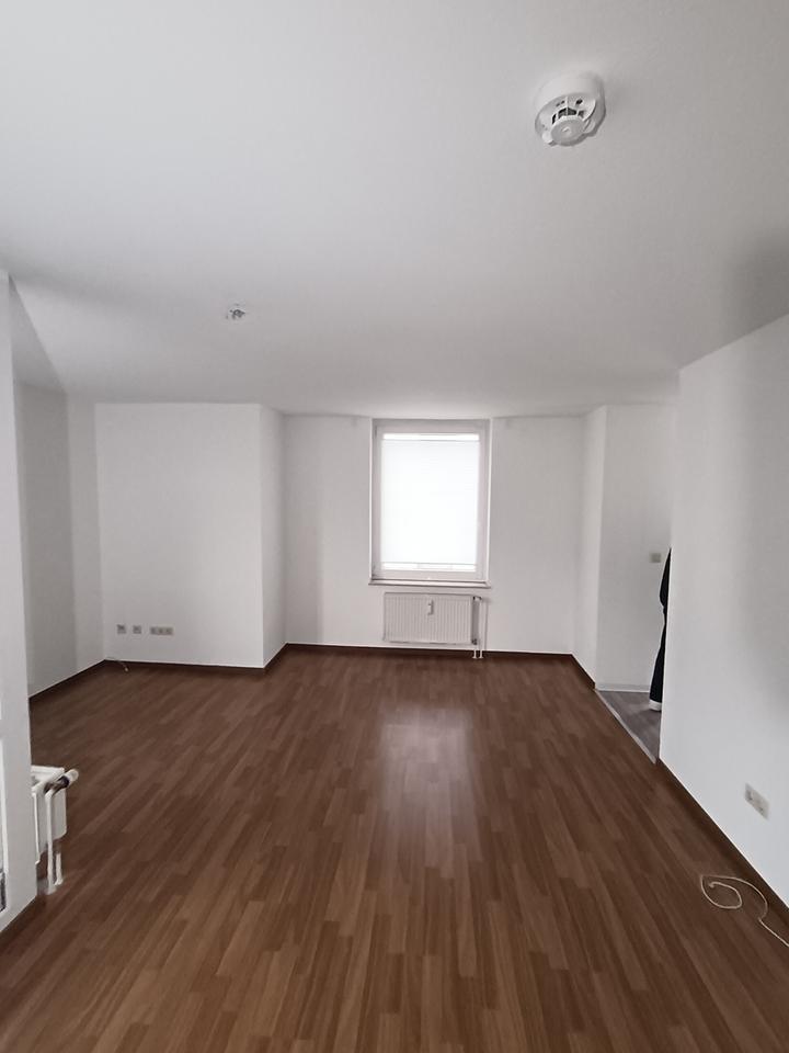 Für Singles: Ausgefallene 1-Zimmer-Wohnung mit Einbauküche, verglaster Loggia und Tiefgarage zimmer