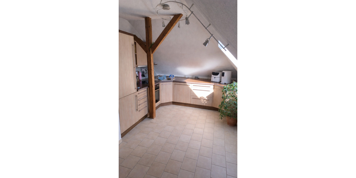 2-Zimmer-Dachgeschosswohnung mit EBK & Stellplatz in Halle (West 2 zimmer