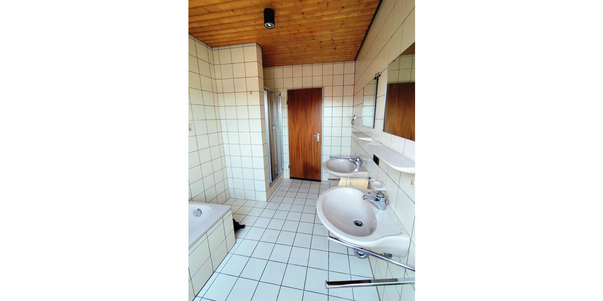 Dachgeschoßwohnung Oerlinghausen - 3 Zimmer, 108 m&sup2;, 780&euro; | Angebot:25614436