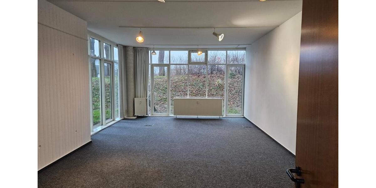 GILDE-Zentrum Detmold: 39 m² im Erdgeschoss mit Über-Eck-Fenster und Blick ins Grüne zimmer