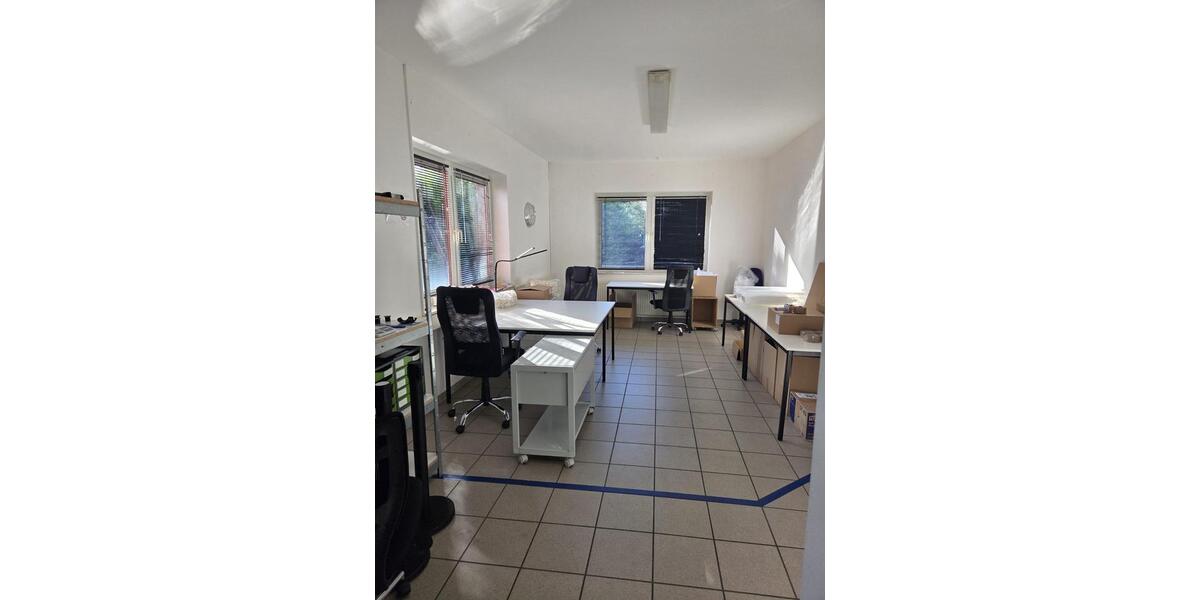 Lager-Produktionshalle mit Büroflächen zur Untervermietung zimmer