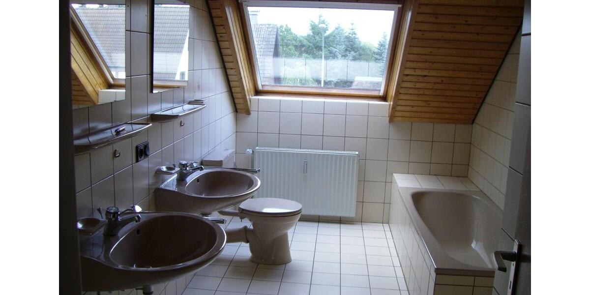 Dachgeschoßwohnung Oerlinghausen - 3 Zimmer, 108 m&sup2;, 780&euro; | Angebot:25614436