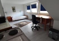 Möbliertes Dachgeschoss-Zimmer an ruhigen Mieterin zu vermieten